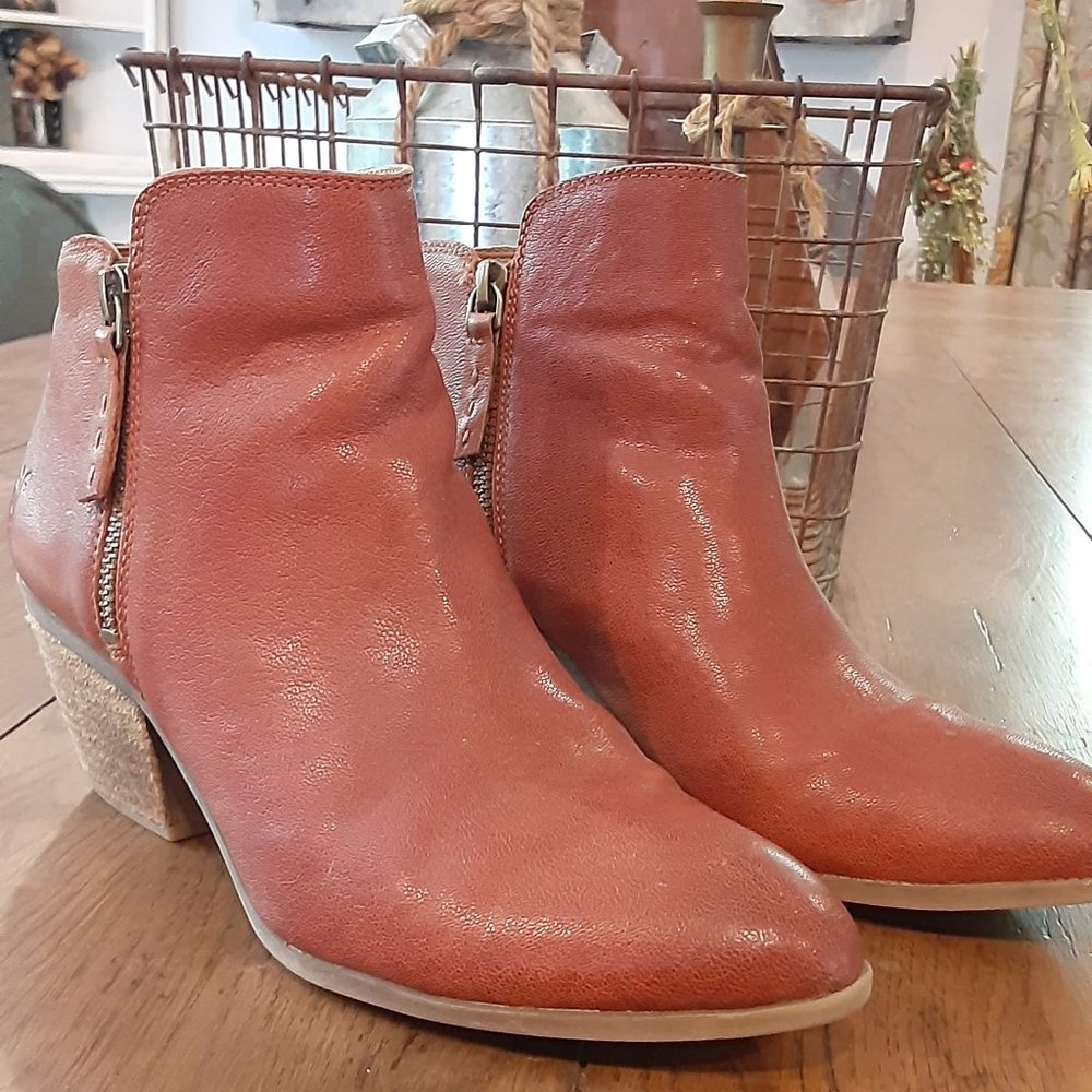 FRYE Size 8 Judith Cognac Ankle Boot